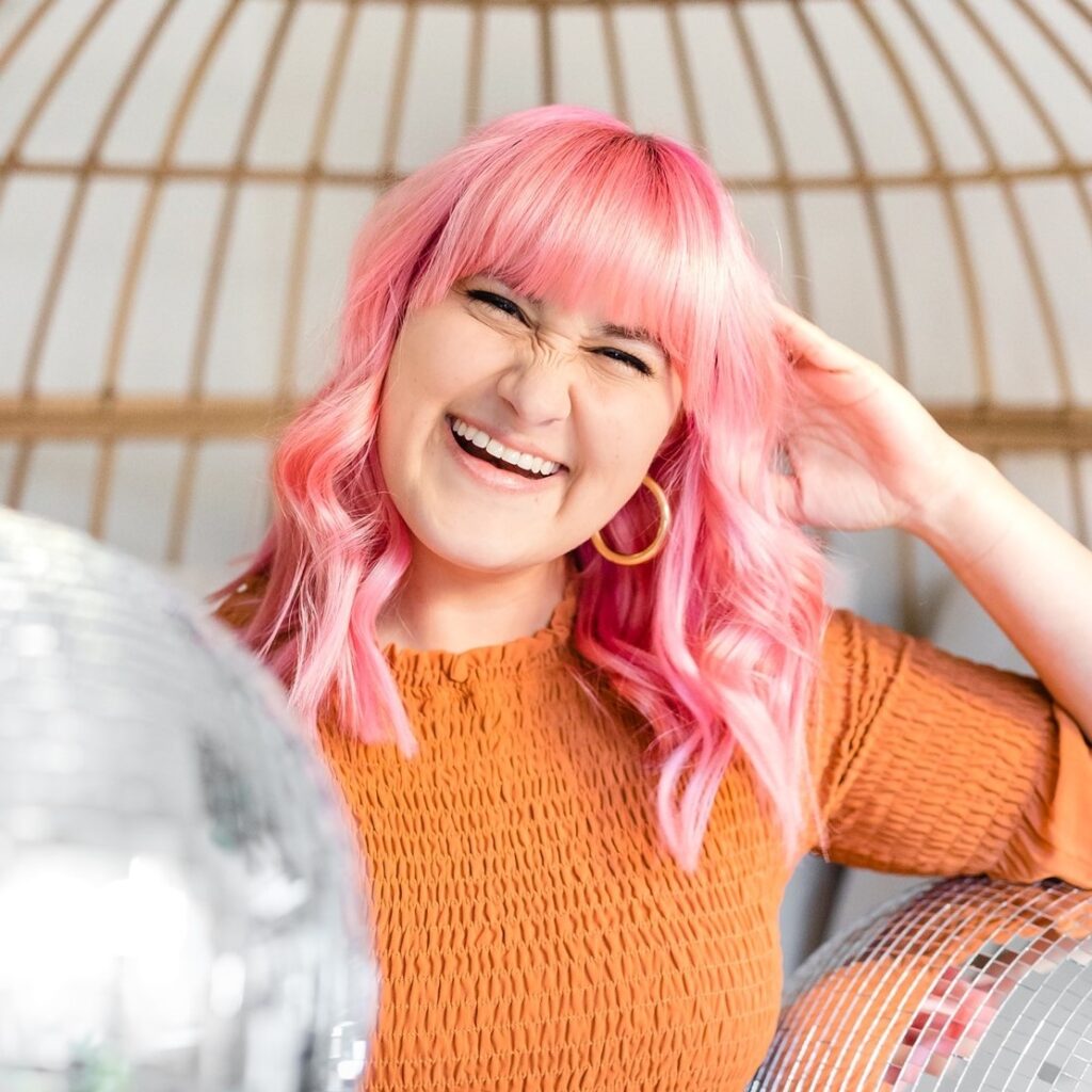 Jess, the photographer behind Cheers Babe Photo, has a welcoming smile to all who find inspiration through her website.